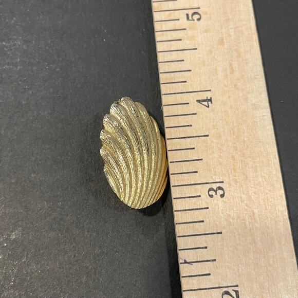 Vintage MCM gold tone Clam shell sea shell cockle french hook pin brooch texture - Picture 4 of 10